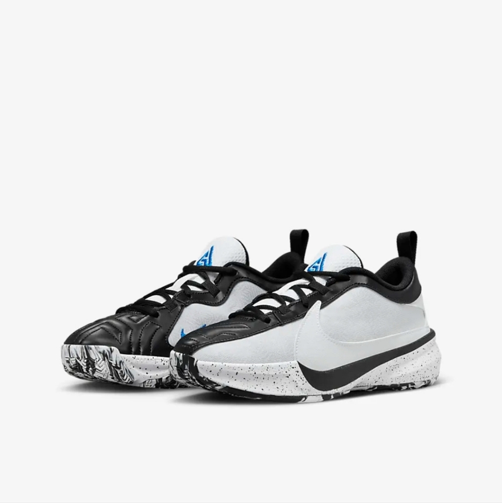 Nike FREAK 5 (GS) NEW in box with missing lid.